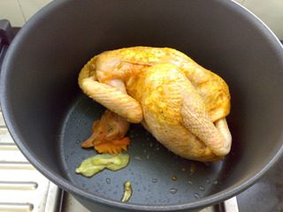 茶熏鸡,把腌好的鸡放进锅内，煎至表皮有点金黄