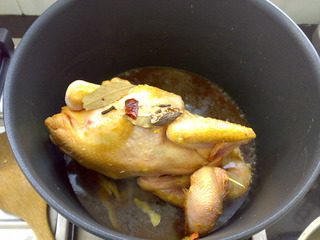 茶熏鸡,把鸡的汁与香料加入锅内，再加入小许水与酱油
