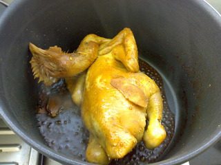 茶熏鸡,中火把鸡煮至9成熟，汁收9成干，约30分钟左右