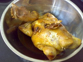 茶熏鸡,把煮好的鸡取出晾凉，并晾去汁液