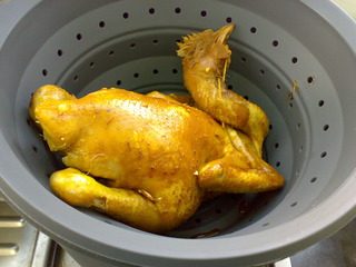 茶熏鸡,再把晾去汁液的鸡放在蒸屉内，置锅中