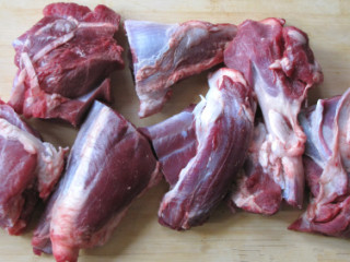酱牛肉,要把牛肉给切成大块。