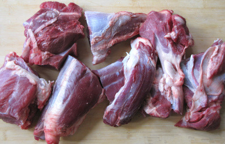 酱牛肉,要把牛肉给切成大块。