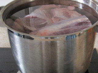 酱牛肉,紧肉。牛肉切好大块后可以用清水先浸泡下，去除淤血。然后锅中做清水，80度左右时候下入牛肉。大火烧开，2分钟即可捞出浸入凉水中。煮的时候不要盖盖子，煮到发鼓即可捞出。打开锅盖煮是为了血沫不沾肉上。