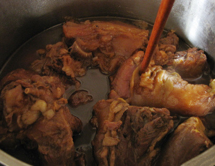 酱牛肉,小火煮大约2个半到3个小时以后，可以关火了。用筷子插透即为熟。关火后先不要捞出，浸泡在汤中2-3个小时，味道更佳！