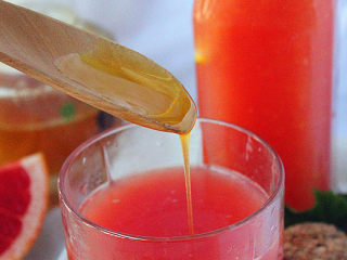 软冰棍,红西柚打成果汁，约500g，加入一些蜂蜜调和。