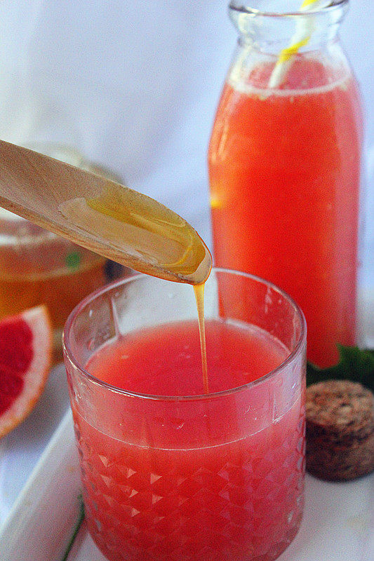 软冰棍,红西柚打成果汁，约500g，加入一些蜂蜜调和。