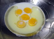 柠檬果冻蛋糕,先做柠檬蛋糕，取所有蛋糕材料的一半，5个鸡蛋，分开蛋黄和蛋白，在蛋黄中加入牛奶和玉米油混合均匀，筛入85克面粉，用蛋抽搅拌顺滑