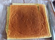 柠檬果冻蛋糕,两片方形蛋糕片烤好后脱模放凉备用，按照8寸方形活底模具的底切出一样的方形，两种蛋糕片都切和底一样大。