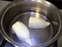 荠菜冬笋肉丝炒年糕,冬笋去壳洗净，一切二，放入锅内清水煮开后小火煮5分钟，取出浸入冷水。