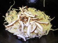 荠菜冬笋肉丝炒年糕,放入香菇丝翻炒至香菇变软，起锅盛入碗内。