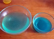 柠檬果冻蛋糕,将泡好的鱼胶粉加入柠檬糖水中，搅拌融化后过筛一次，加入少许的蓝色色素调出不同深浅的蓝色，这是第一层和第二层，第一层用了200克水，第二层用了400克水，最后的第三层颜色最浅的用了600克水.糖可以根据自己的喜好来加，果冻成型后甜度会降低一点，所以糖水可以稍微甜点。