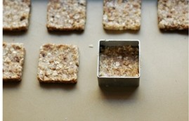 红糖姜味燕麦酥饼 ,每20克面团一个，放进方形的模具里按压成平整的正方形。