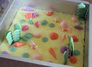 柠檬果冻蛋糕,在蛋糕上摆上贝壳，水草，加入冷却后的深色第一层海水，马上急冻定型