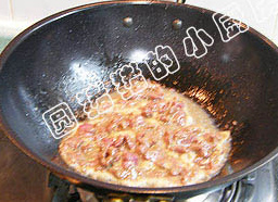 蚝油鲜菇滑牛肉,锅内油烧至4成热,下入牛肉炒至7分熟捞起备用.