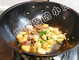 蚝油鲜菇滑牛肉,加入炒好的牛肉,再翻炒至牛肉10分熟时即可.