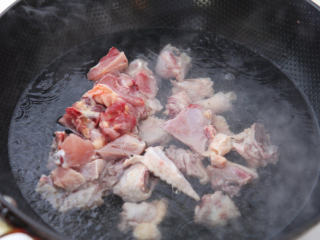 板栗烧鸡 ,仔鸡切小块，入锅焯水，水沸腾后撇去浮沫，捞出鸡块冲洗干净。