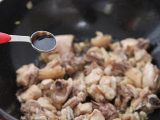 板栗烧鸡 ,调入生抽、老抽、糖，翻炒均匀，使鸡肉块均匀裹上酱色。
