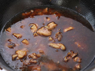 板栗烧鸡 ,加入没过鸡块的清水，大火烧开后转中小火炖煮20分钟。