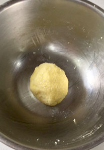 椰蓉麻花辫子面包,面团揉到基本光滑的状态后加入黄油，就暂时不用管了，这时准备内馅