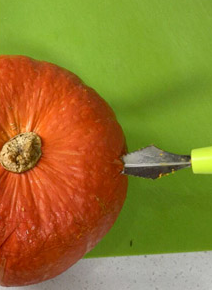 南瓜火腿菌菇鸽子盅,南瓜用水果雕花器在上面三分之一处切开，去瓤，可以先用小刀画出一条印，不容易切歪