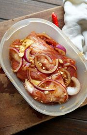 蜜汁叉烧,然后加上洋葱和葱混合均匀即可，盖上保鲜膜放到冰箱冷藏腌制12小时，必须提前腌制，否则会不入味，味道只会在肉的表面