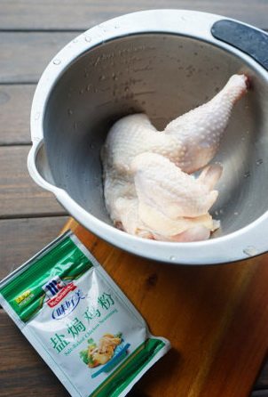盐焗手撕鸡,鸡洗干净后控干水份后，先用盐均匀抹在鸡全身，并稍为按摩一下，放冰箱1小时后