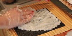 柴鱼花金枪鱼翻转寿司,将拌好的米饭均匀的铺在紫菜上