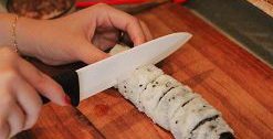 柴鱼花金枪鱼翻转寿司,刀沾水后切开均匀的段儿