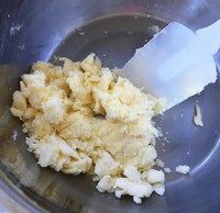 双色花朵饼干,黄油软化后加入糖粉和盐，为了防止糖粉飞溅，先把黄油、糖粉和盐拌匀。