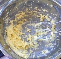 双色花朵饼干,用打蛋器把黄油搅打蓬松，微微发白的状态。