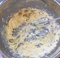 双色花朵饼干,分两次加入鸡蛋液，每加入一次必须搅打均匀。加入鸡蛋液的黄油搅打至非常蓬松的状态。