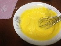 黄油动物饼干,将鸡蛋放入加了糖粉的黄油中，并且搅拌均匀。