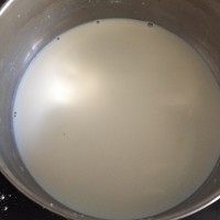 姜撞奶,牛奶放入奶粉，煮开。