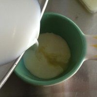 姜撞奶,将15毫升姜汁倒入小碗中，煮开的牛奶冷却到80度左右，从高处倒入姜汁中。