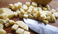 香酥怪味土豆丁,土豆去皮切成一厘米见方均匀的小丁待用