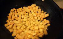香酥怪味土豆丁,炒锅放油，下土豆丁摊开，用中小火煎到一面焦黄后，再略翻动煎其它面，尽量煎得酥脆一些