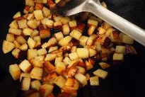 香酥怪味土豆丁,看土豆变到半透明体积变小之后，撒入盐、糖，炒匀