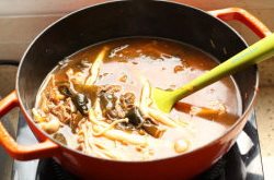 韩式辣牛肉汤,加入之前滤出的牛肉汤煮沸后加入少许美味鲜酱油。