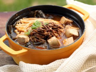 韩式辣牛肉汤,最后加入豆腐等自己喜欢的配料略煮约20分钟即可，出锅可以撒少许芝麻葱花，也可以加一点点盐调味。