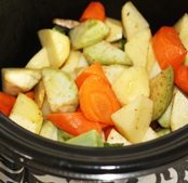 清炖鸡腿锅,放入土豆、胡萝卜、茄子，翻炒均匀后关火，全部倒入慢炖锅中。