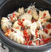 清炖鸡腿锅,打开锅盖，放入金针菇和枸杞，再扣上锅盖，继续炖30分钟，即可盛出食用。
