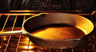 草莓早餐烤蛋饼,烤箱里放入一个20cm左右直径的铸铁锅（实在没有铸铁锅就用其它烤器，最好是铸铁锅哈），然后把烤箱预热180摄氏度