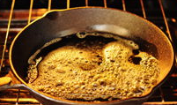 草莓早餐烤蛋饼,打开烤箱，把另外的15g黄油放进铸铁锅里面，让它融化，然后轻轻晃动一下锅子让锅的底部和侧面都沾上黄油