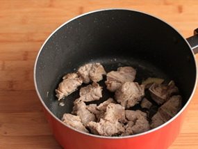 排骨蛤蜊,锅中下油和姜片，倒入排骨翻炒至表皮收紧；
