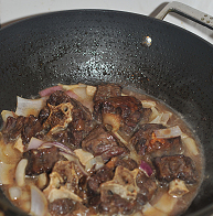 红焖牛尾,加入高压锅中的牛尾原汤，加一小捏盐
