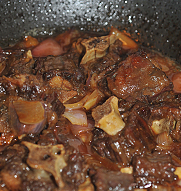 红焖牛尾,中火炖煮到汤汁收浓即可,喜欢的话出锅可以撒一把香菜碎。我个人喜欢啥也不撒，直接出锅，原汁原味。