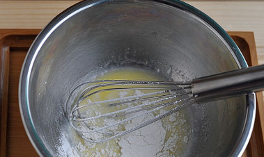 舒芙蕾蛋糕,筛入低筋面粉用蛋抽搅拌均匀。
