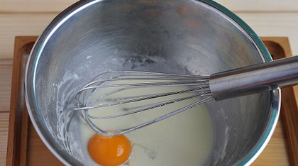 舒芙蕾蛋糕,鸡蛋分离蛋白和蛋黄，加入一个蛋黄用蛋抽搅拌均匀。