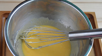 舒芙蕾蛋糕,再加入第二个蛋黄搅拌均匀。此时烤箱通电，190度预热。